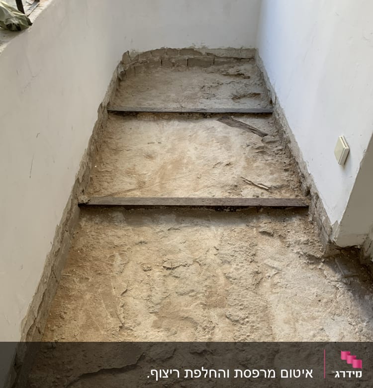 אזור בנייה עם רצפה חשופה וכלי עבודה לאיטום